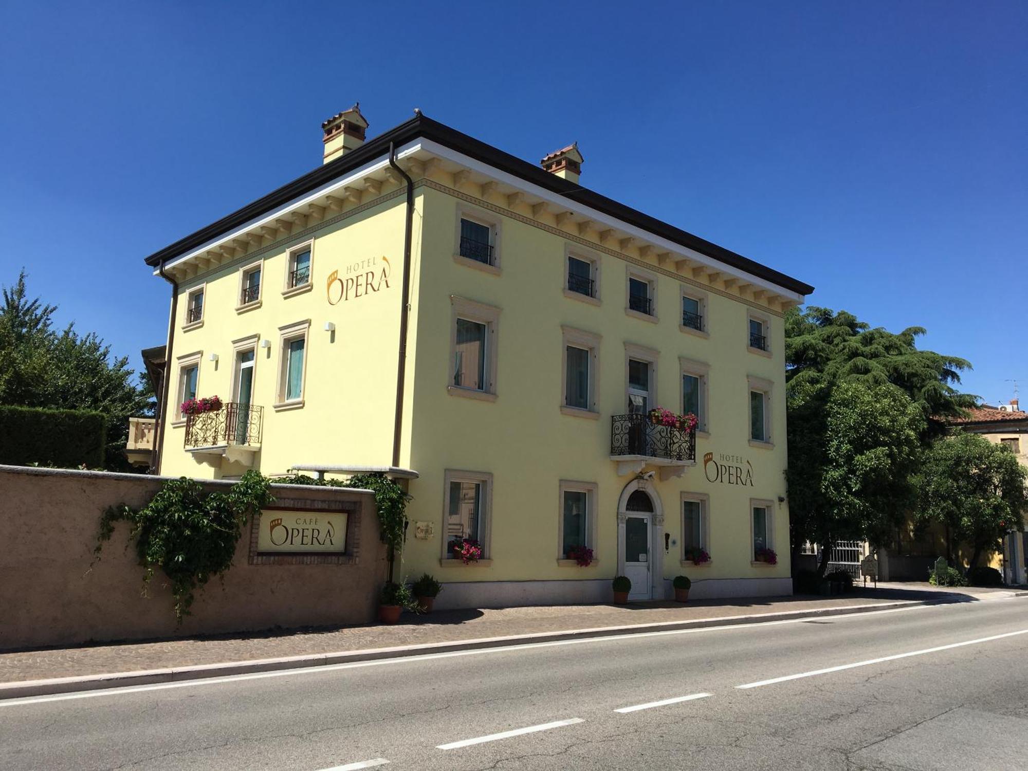 Hotel Opera Dossobuono Exterior photo